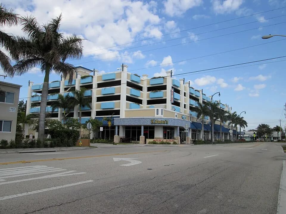 Loja de esquina e estacionamento público de vários andares na faixa comercial de Deerfield Beach