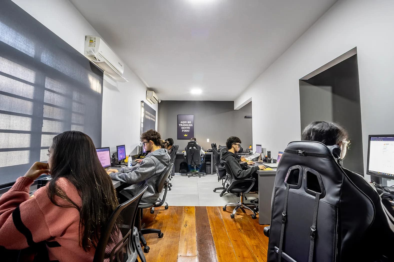 Time da KING Marketing produzindo conteúdo e estratégia