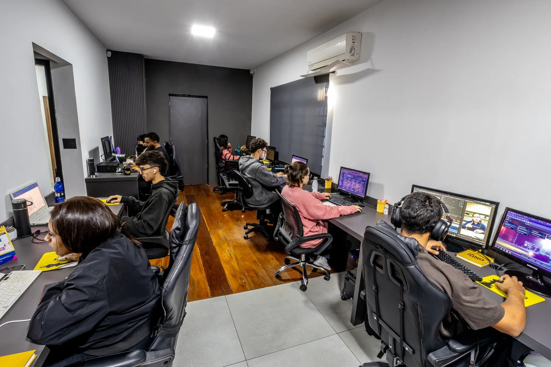 Equipe da KING em ação no escritório