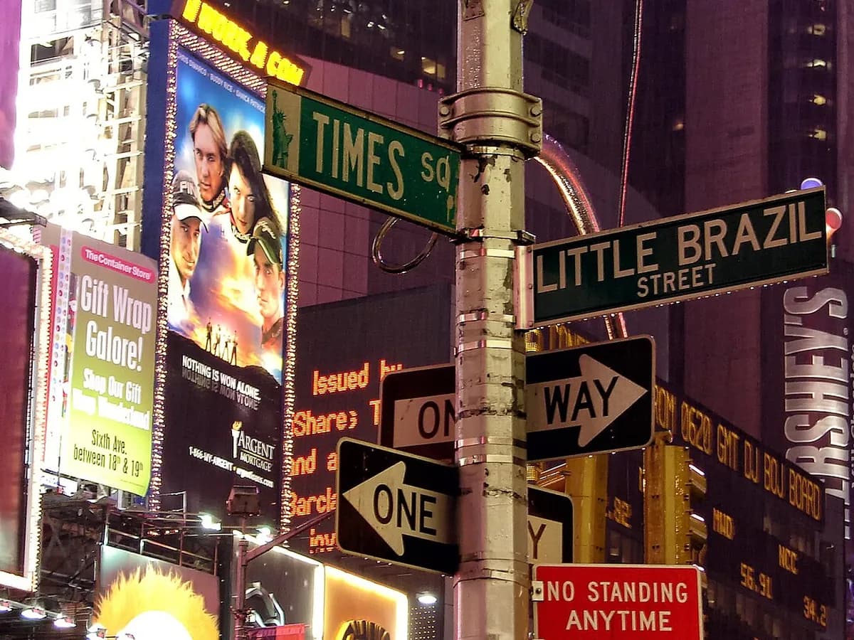 Placa de rua com os dizeres Little Brazil Street, na altura da Times Square em Manhattan
