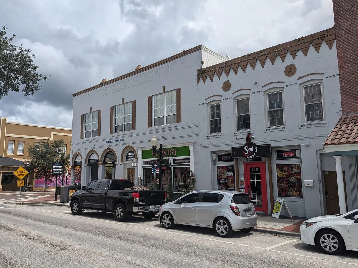 Fachadas de lojas de rua na Broadway Avenue em Kissimmee, com floricultura e comércio local