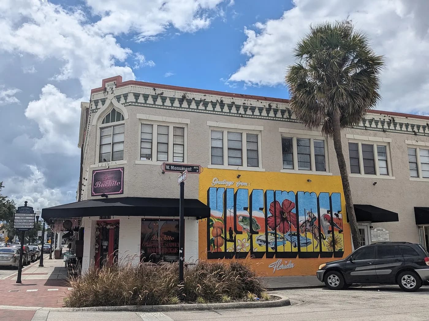 Mural com os dizeres Greetings from Kissimmee Florida na fachada de um prédio comercial na Broadway Avenue